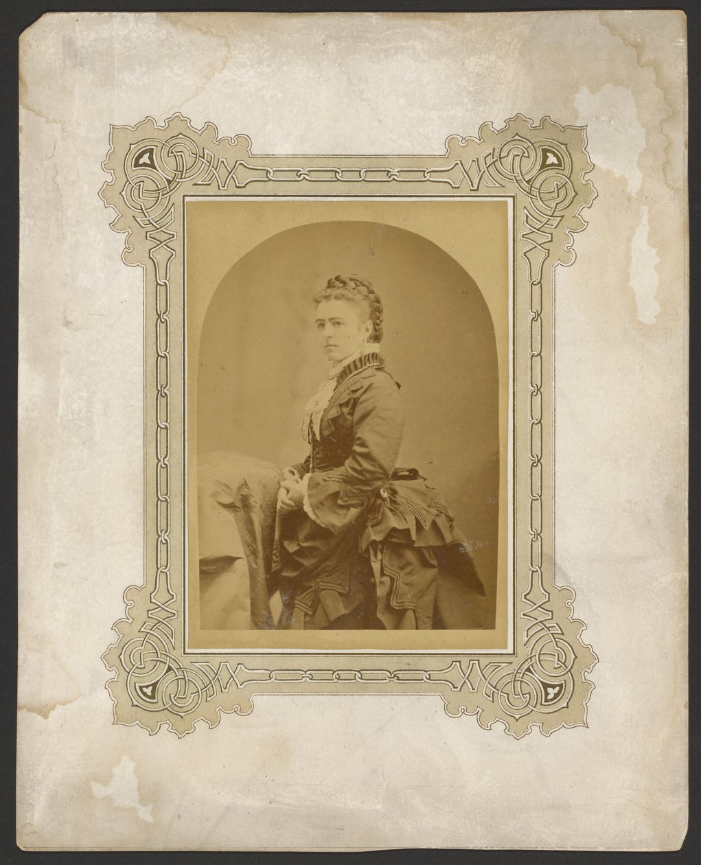 [Portret van jonge vrouw]. door Unknown artist