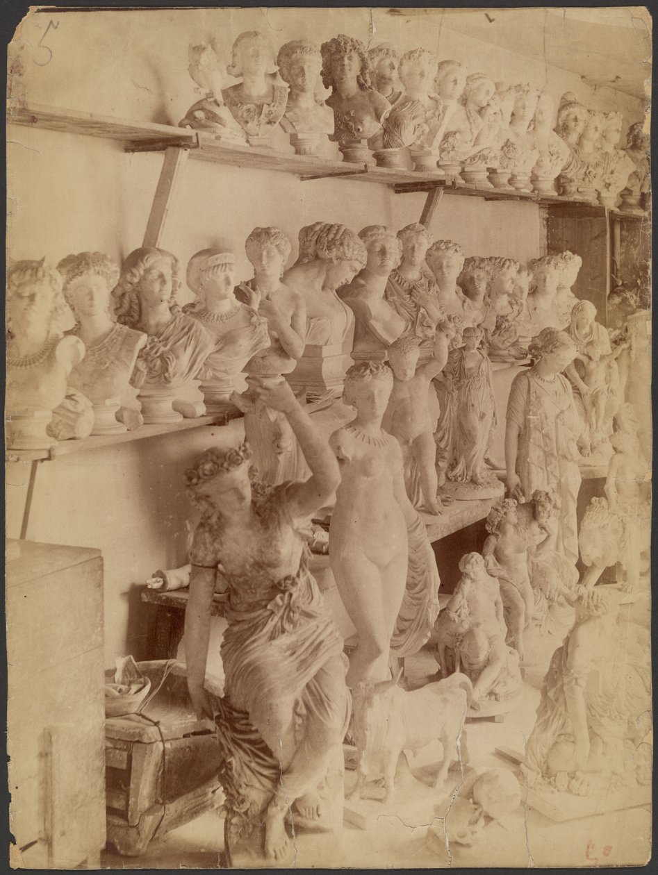 [Kamer vol bustes en standbeelden]. door Unknown artist