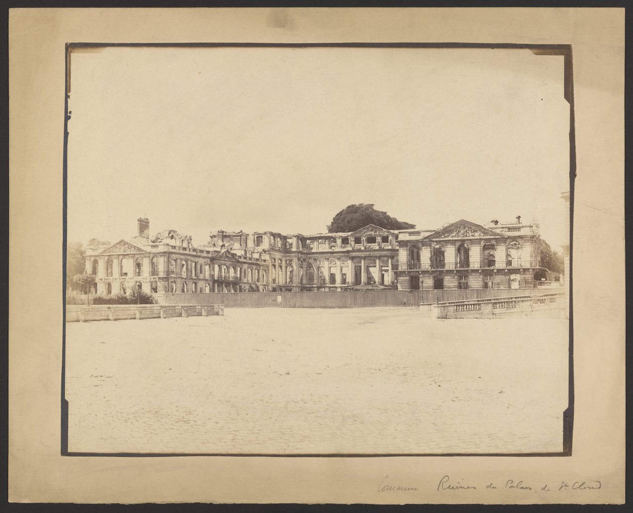 [Ruïnes van het kasteel van Saint-Cloud]. door Unknown artist