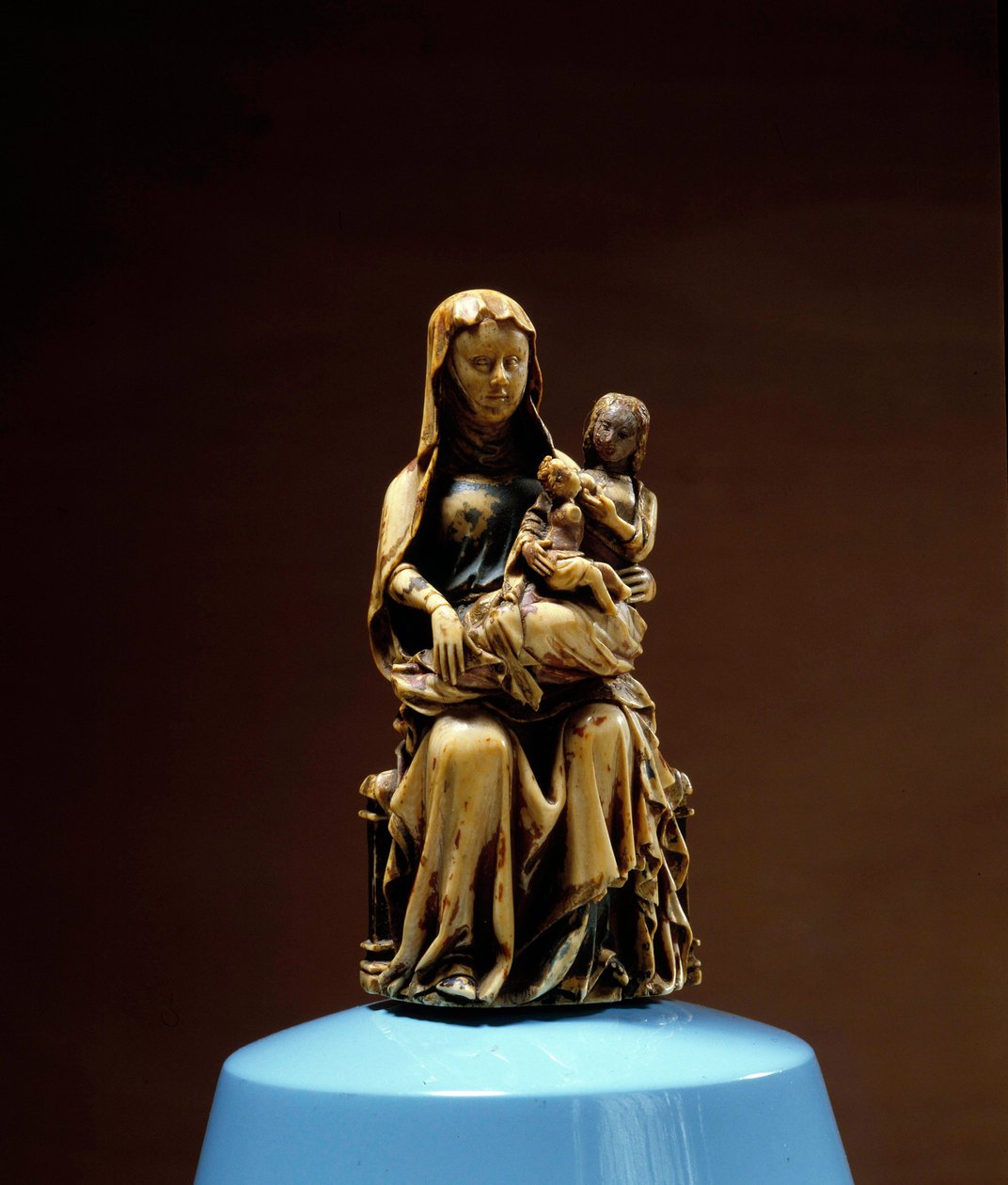 Sint-Anna, de Maagd en Kind Ivoor sculptuur uit de 14e eeuw. Gerealiseerd in het noorden van Frankrijk door Unknown artist