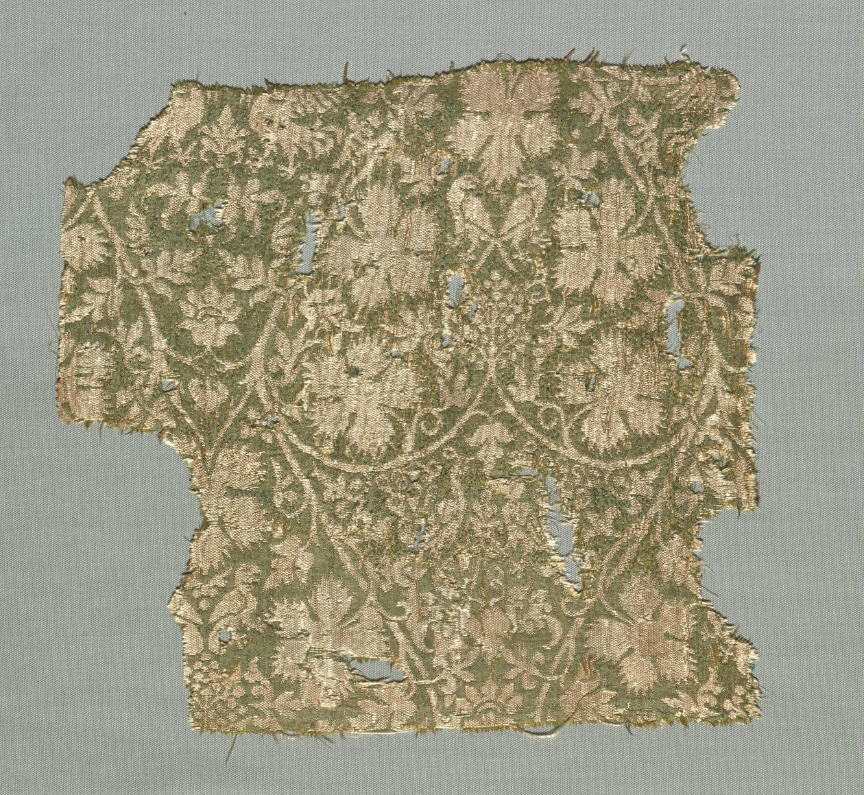 Zijdefragment met kronkelende wijnstokken, druivenbladeren, druiven en vogels door Unknown artist