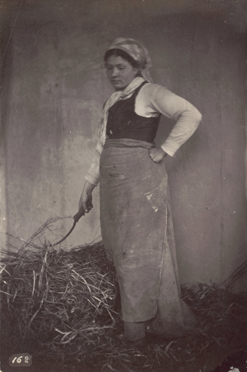 [Staande vrouw met een zeis]. door Unknown artist