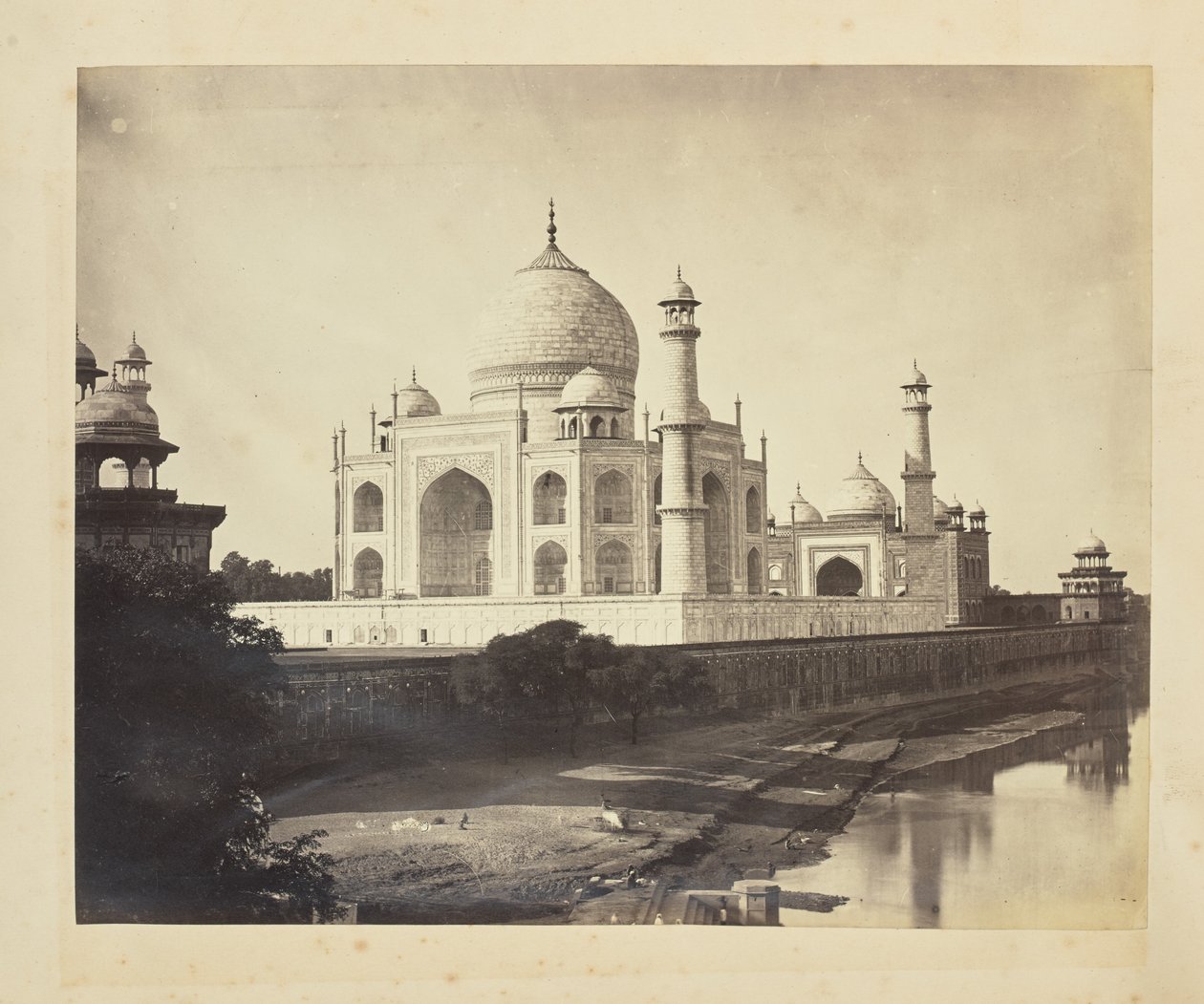 [Taj Mahal vanaf de oevers van de rivier Yamuna]. door Unknown artist