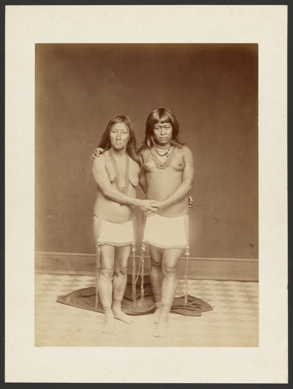 [Twee vrouwen die elkaars hand vasthouden] door Unknown artist