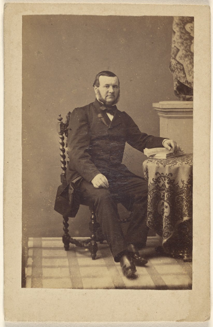 [Ongeïdentificeerde bebaarde man, zittend]. door Unknown artist