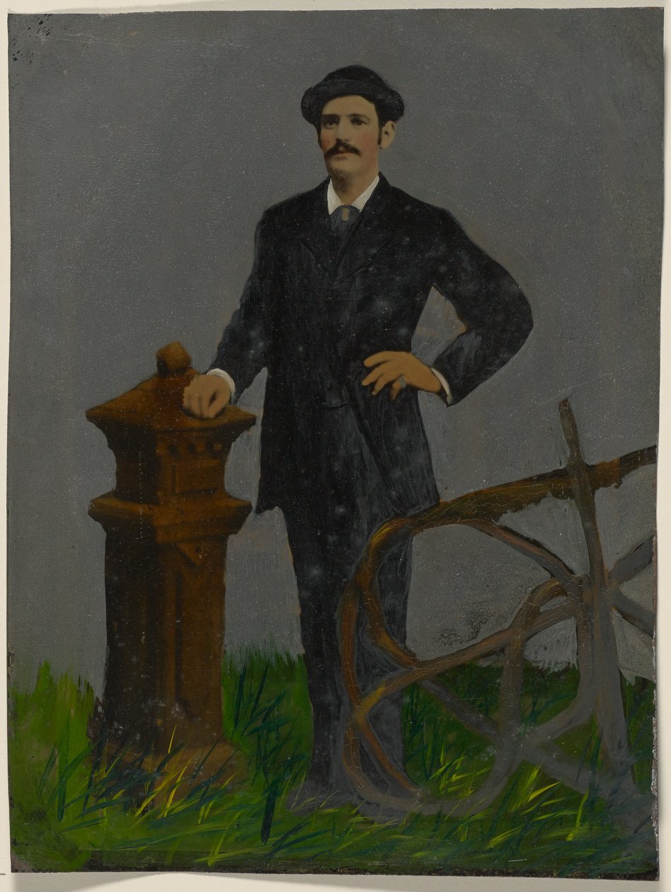 [Portret van staande man met hoed]. door Unknown artist/maker