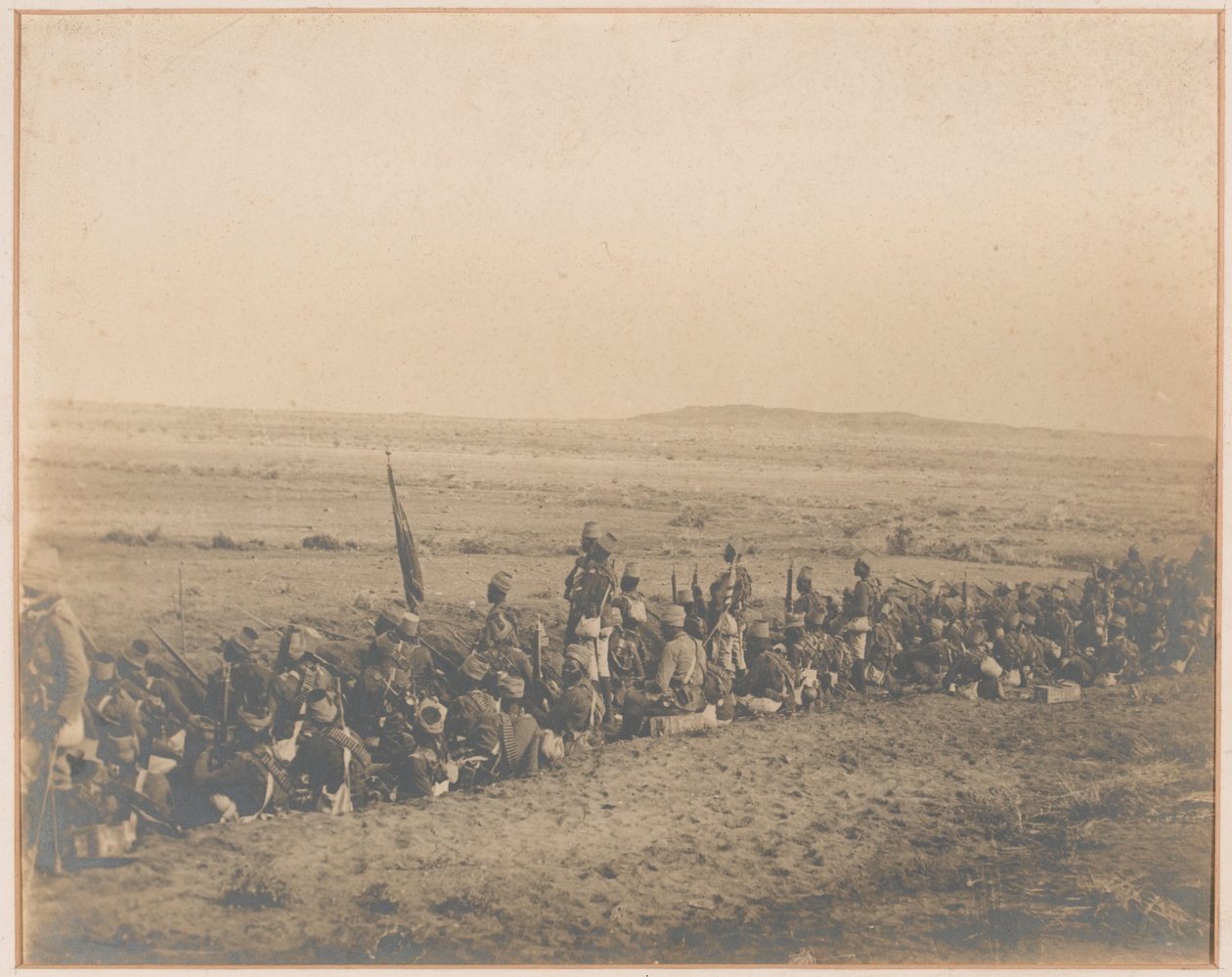 12e Soedanese Bataljon wachtend op de Derwisj aanval, Omdurman, 2 september 1898 door Unknown