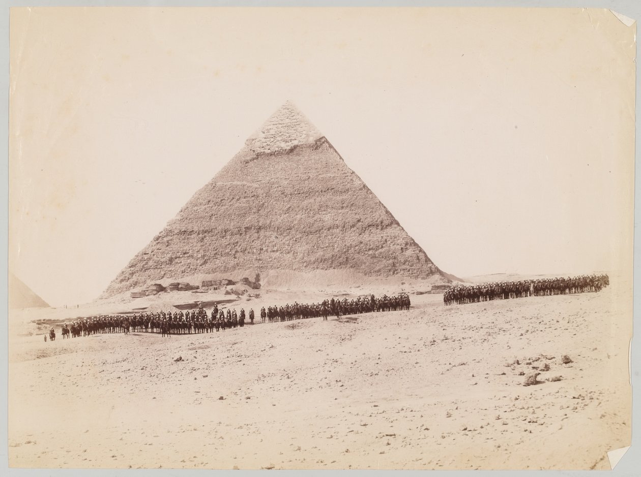 19e Huzaren opgesteld voor een piramide in Gizeh, Egypte, circa 1882 door Unknown