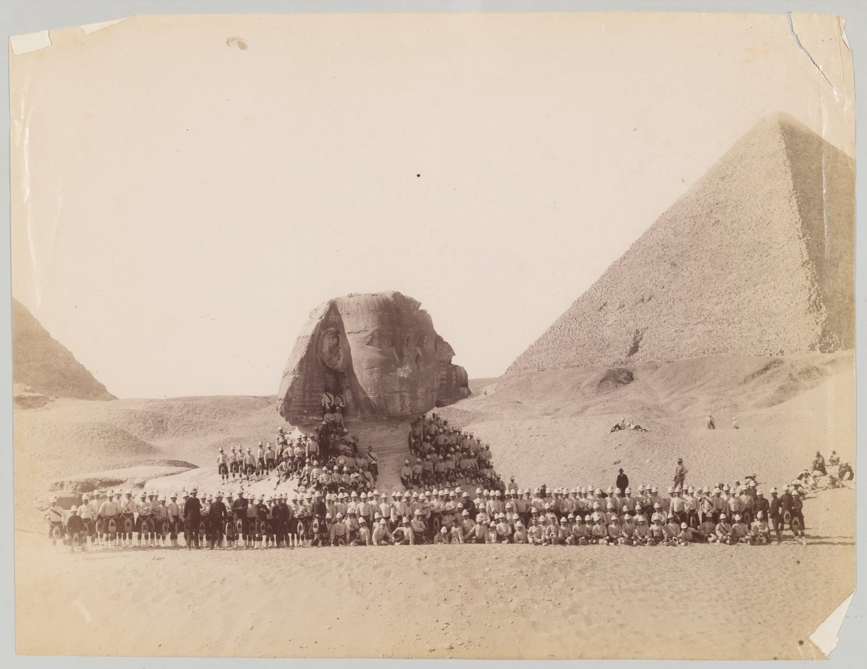 42e Highlanders voor de Sfinx in Gizeh, Egypte door Unknown photographer