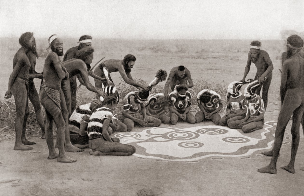 Een totemische ceremonie van de Warramunga-stam, Australië door Unknown photographer