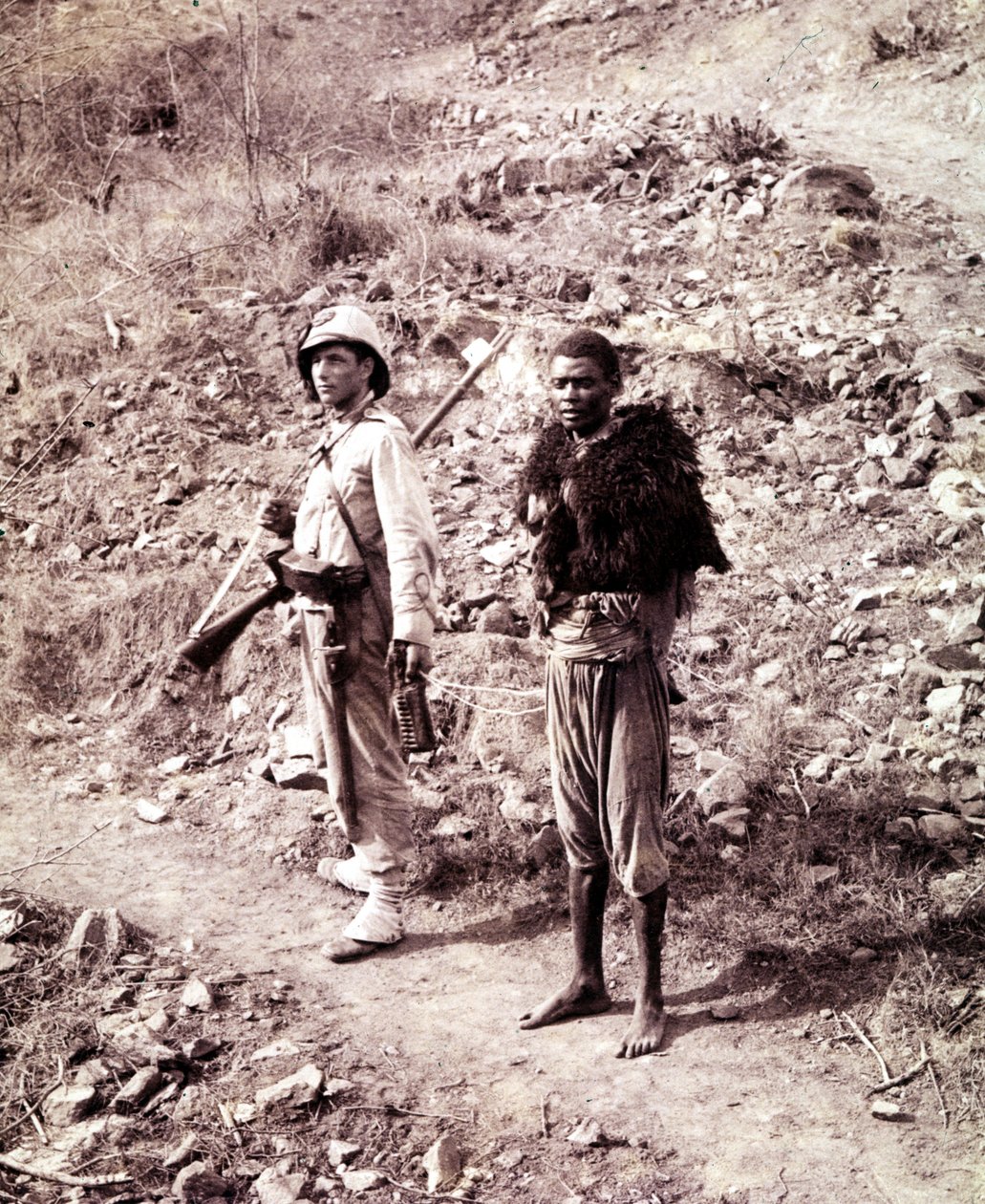Een Italiaanse soldaat en een Abessijnse gevangene op weg naar Ghinda door Unknown photographer