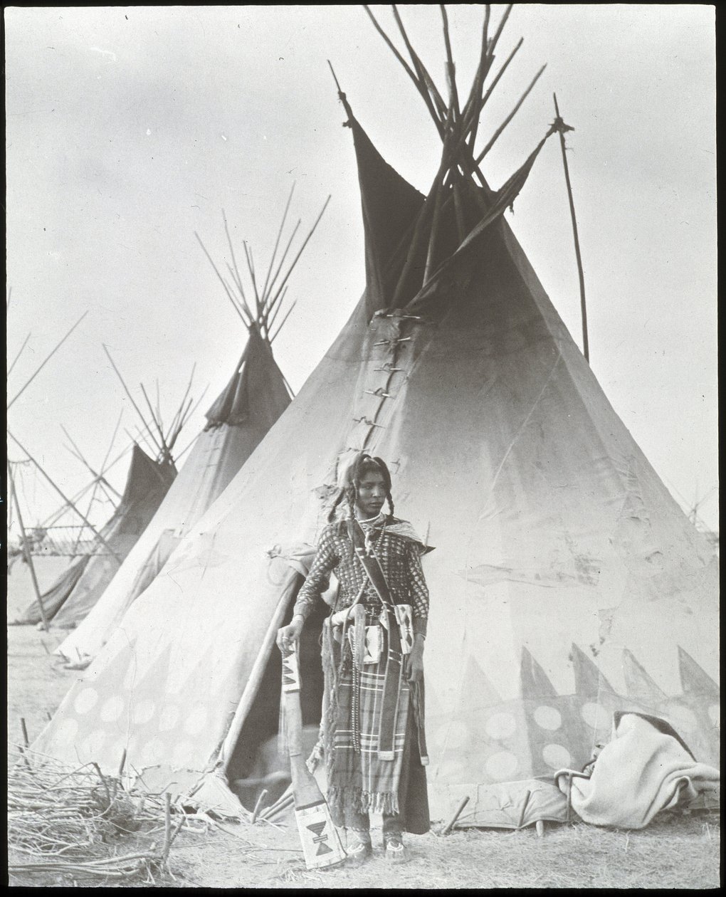 Blackfoot Indiaan, Calgary gebied door Unknown photographer