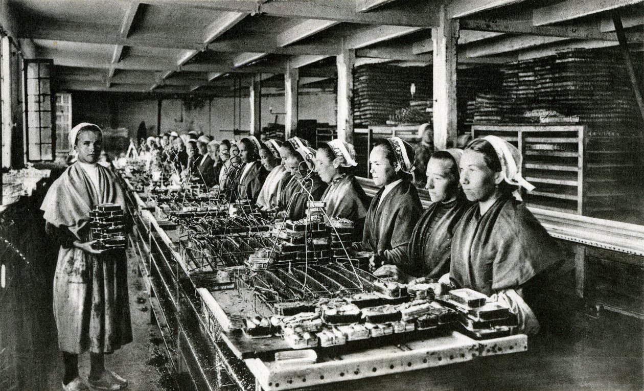 Inblikken van sardines, sardine-industrie, Finistère, Bretagne (z/w foto) door Unknown photographer