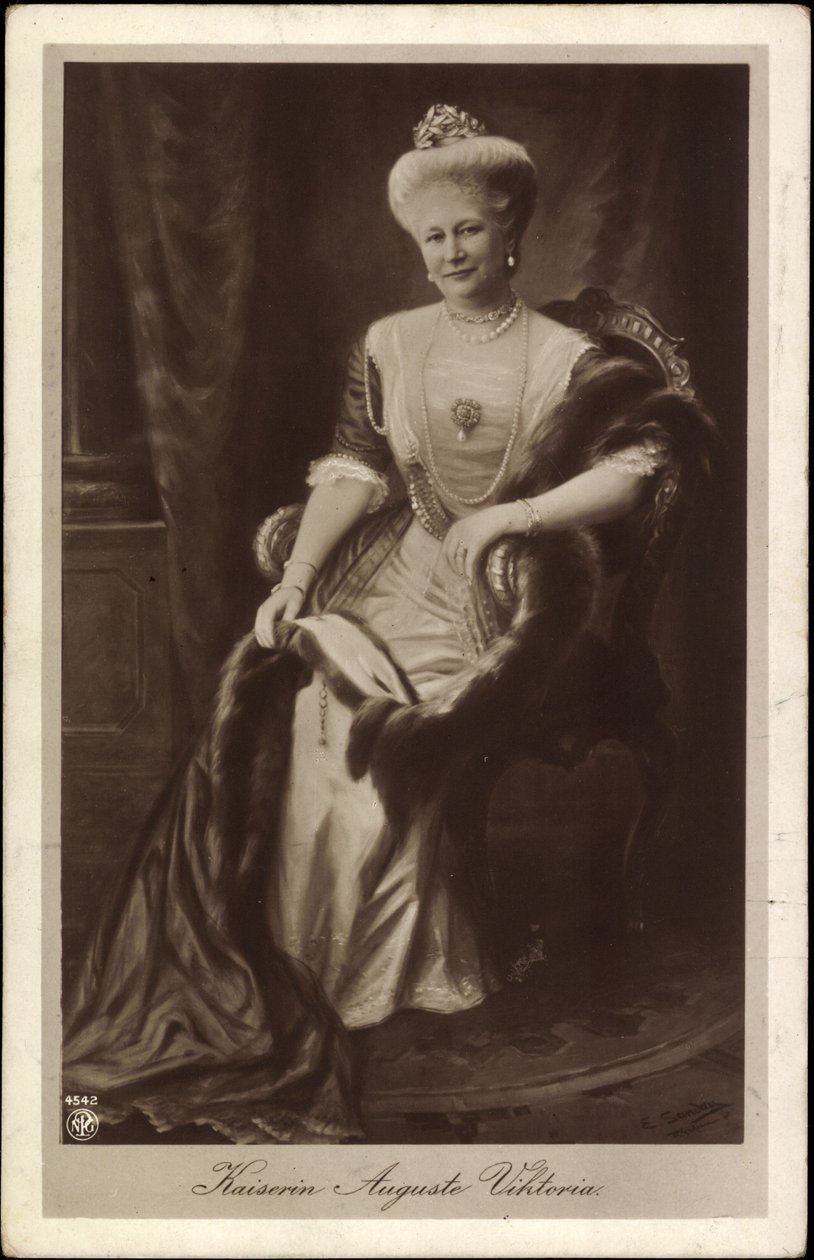 Keizerin Auguste Viktoria met kroon en bont door Unknown photographer