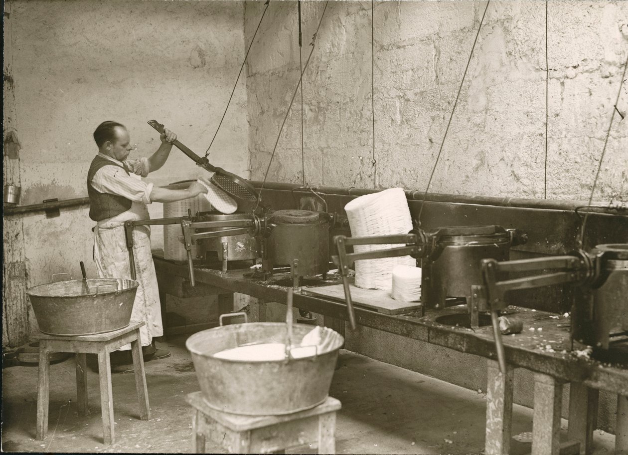 Frankrijk, Centre, Indre-et-Loire (37), Tours: Laboratoire Metadier: een man bereidt de mallen voor om Kalmine