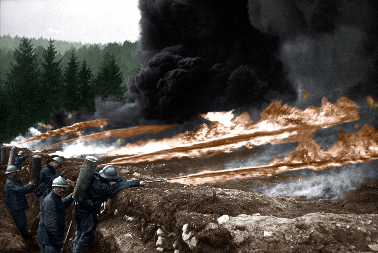 Franse soldaten die vlammenwerpers gebruiken vanuit de loopgraven, Chemin des Dames door Unknown photographer