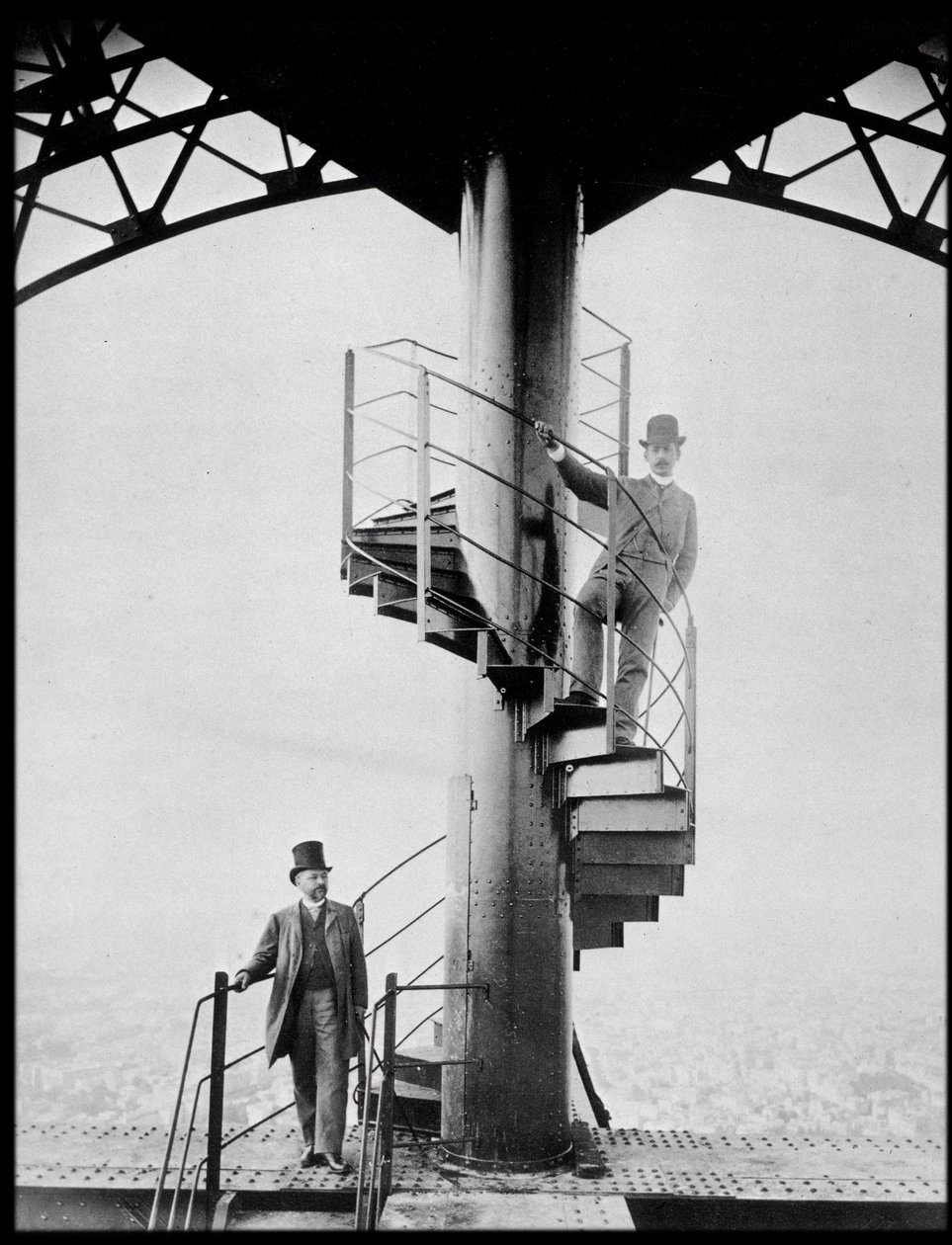 Gustave Eiffel en zijn schoonzoon Adolphe Salles op de trap van de Eiffeltoren, Parijs door Unknown photographer