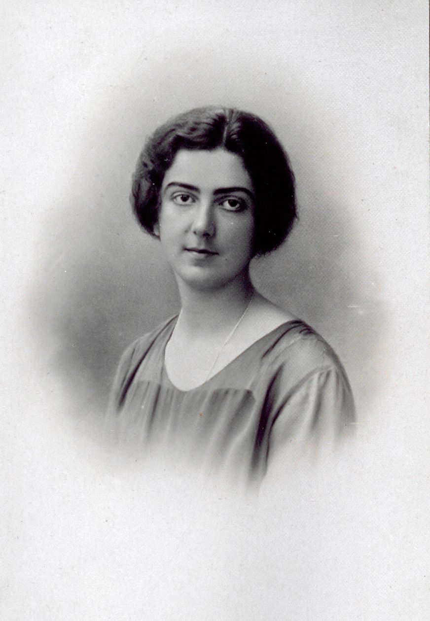 Halflang portret van prinses Jolanda van Savoye, glimlachend op haar trouwdag door Unknown photographer