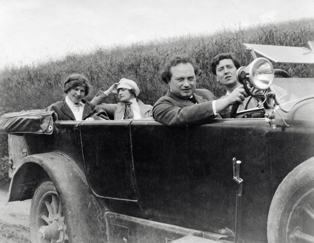 Helene Berg, Alma Mahler, Franz Werfel en Alban Berg gefotografeerd in auto door Unknown photographer