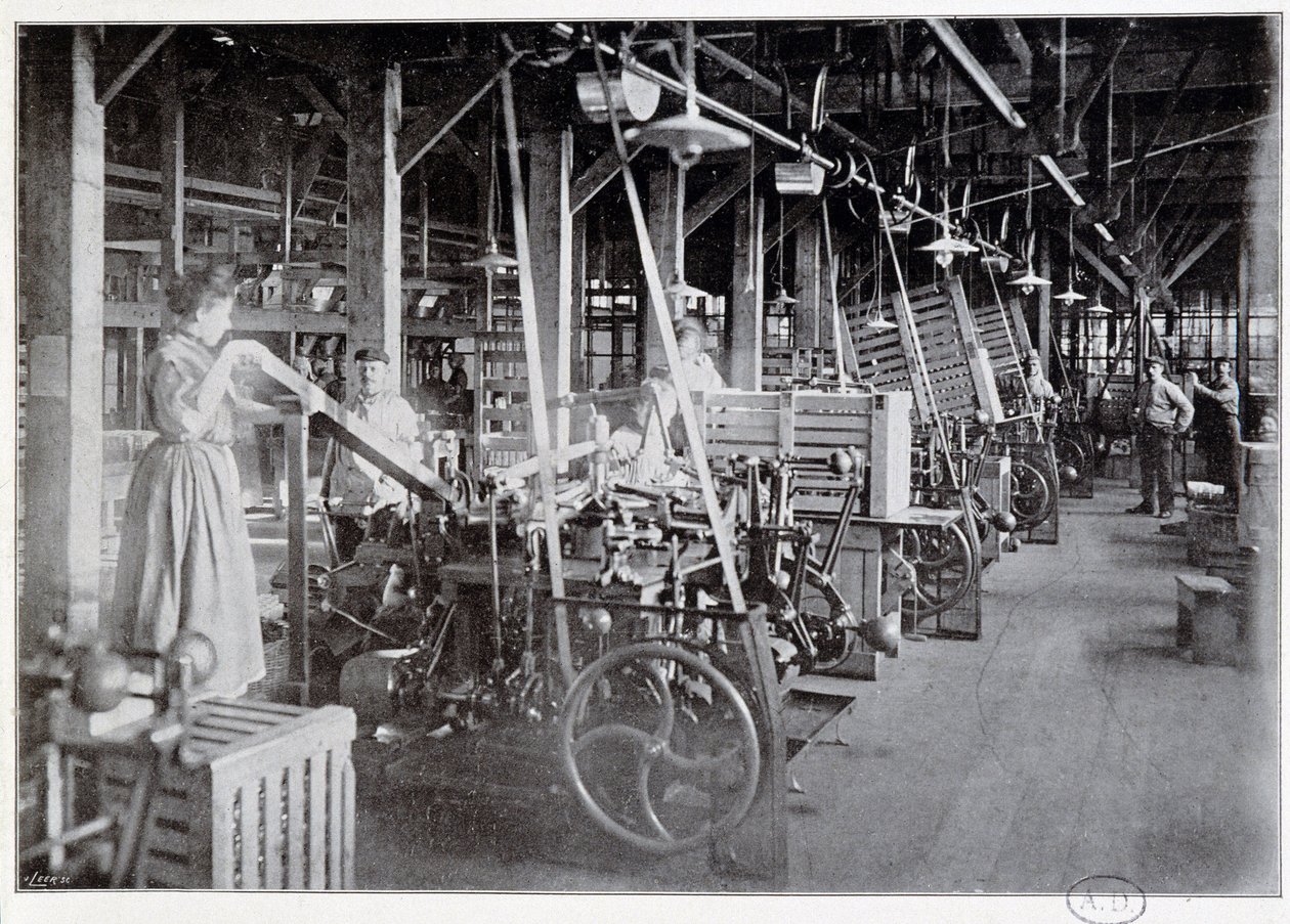 Fabricage van verpakkingen in de Van Houten chocoladefabriek - fotografie, late 19e eeuw door Unknown photographer