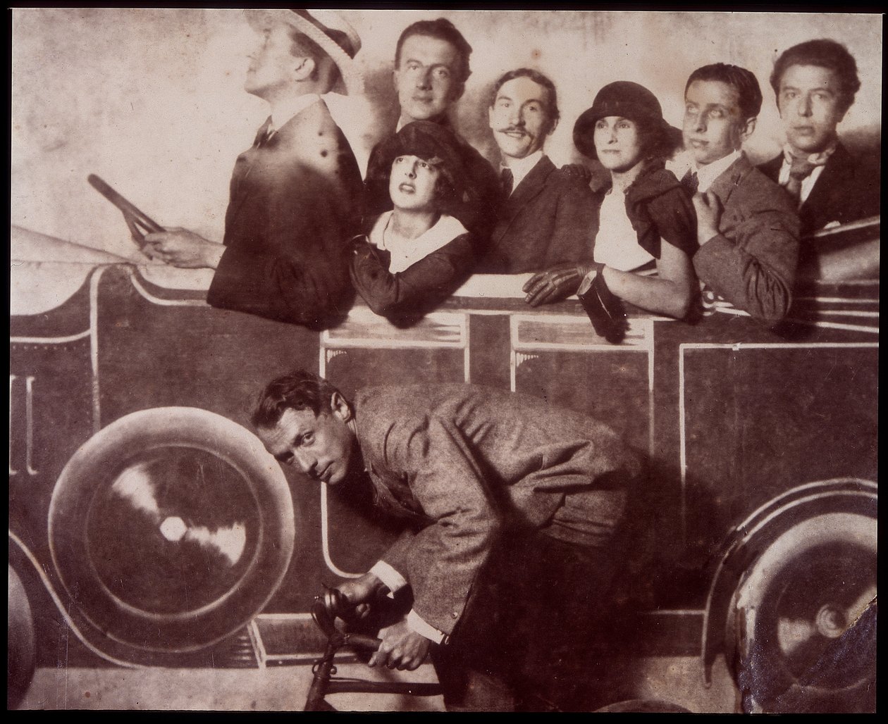 Max Morise, Simone Breton, Paul Eluard, Joseph Delteil, Gala Desnos, Andre Breton en Max Ernst (op de fiets), op de Foire de Montmartre door Unknown photographer