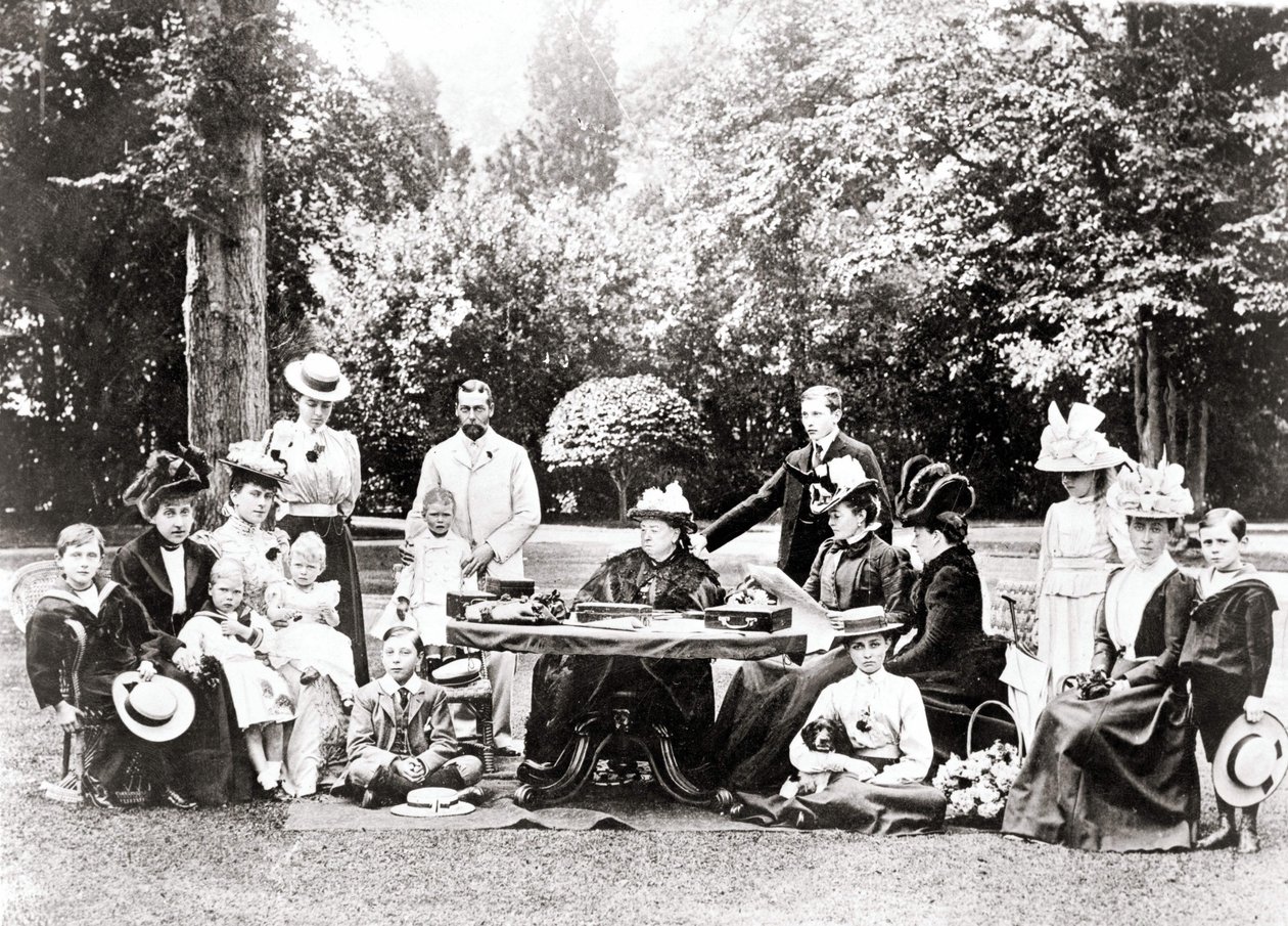 Leden van de Britse koninklijke familie inclusief Koning George V, Koning Edward VIII rond Koningin Victoria op een tuinfeest door Unknown photographer