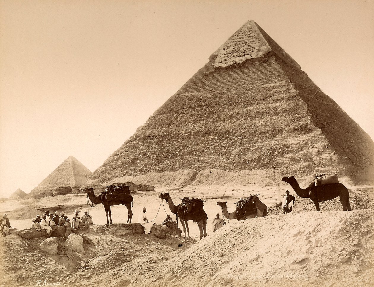 Mannen en kamelen voor de piramide van Chefren door Unknown photographer