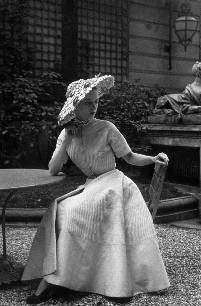 Mode Dior in 1948: Robe "New Look" van Christian Dior (foto) door Unknown photographer