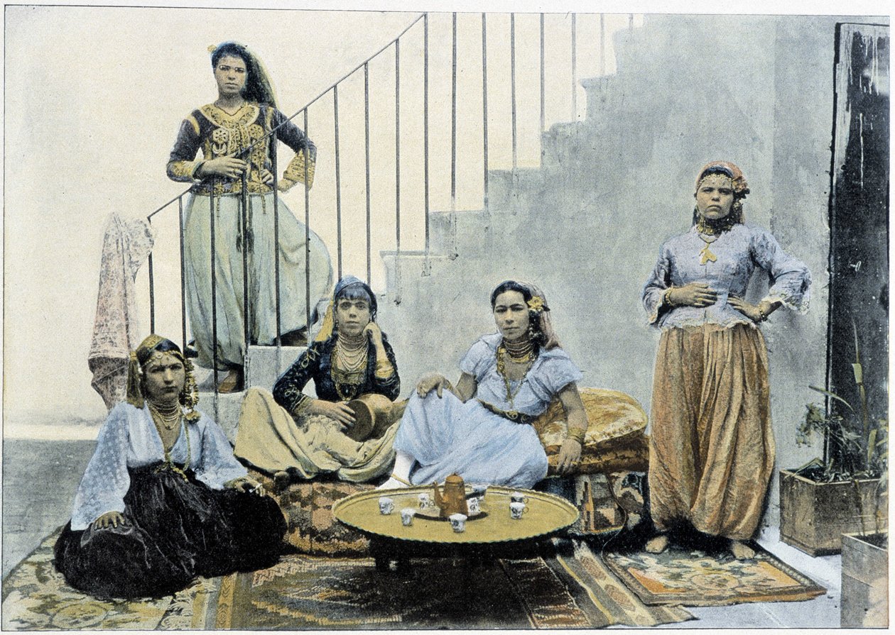 Moorse vrouwen uit Algiers die thee drinken - autochroom, eind 19e eeuw door Unknown photographer