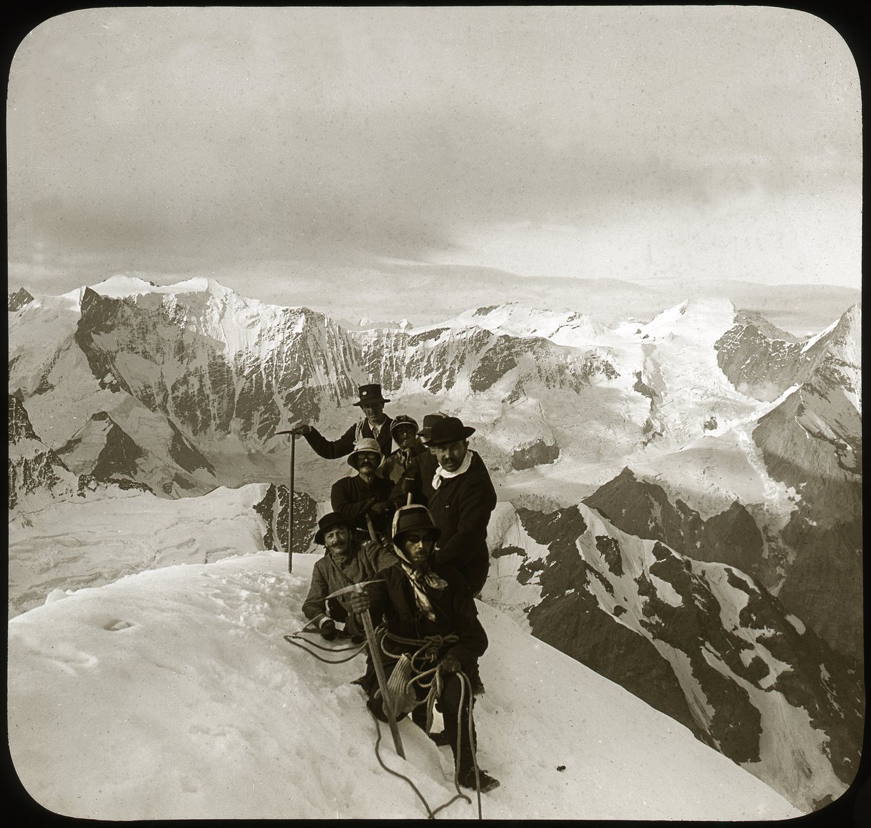 Bergbeklimmen aan het einde van de 19e of het begin van de 20e eeuw: groep bergbeklimmers op de top van de Wetterhorn, top van het Wetterhorner massief, Berner Alpen, Kanton Bern, Zwitserland - klimmen, touwgroep - foto door Unknown photographer