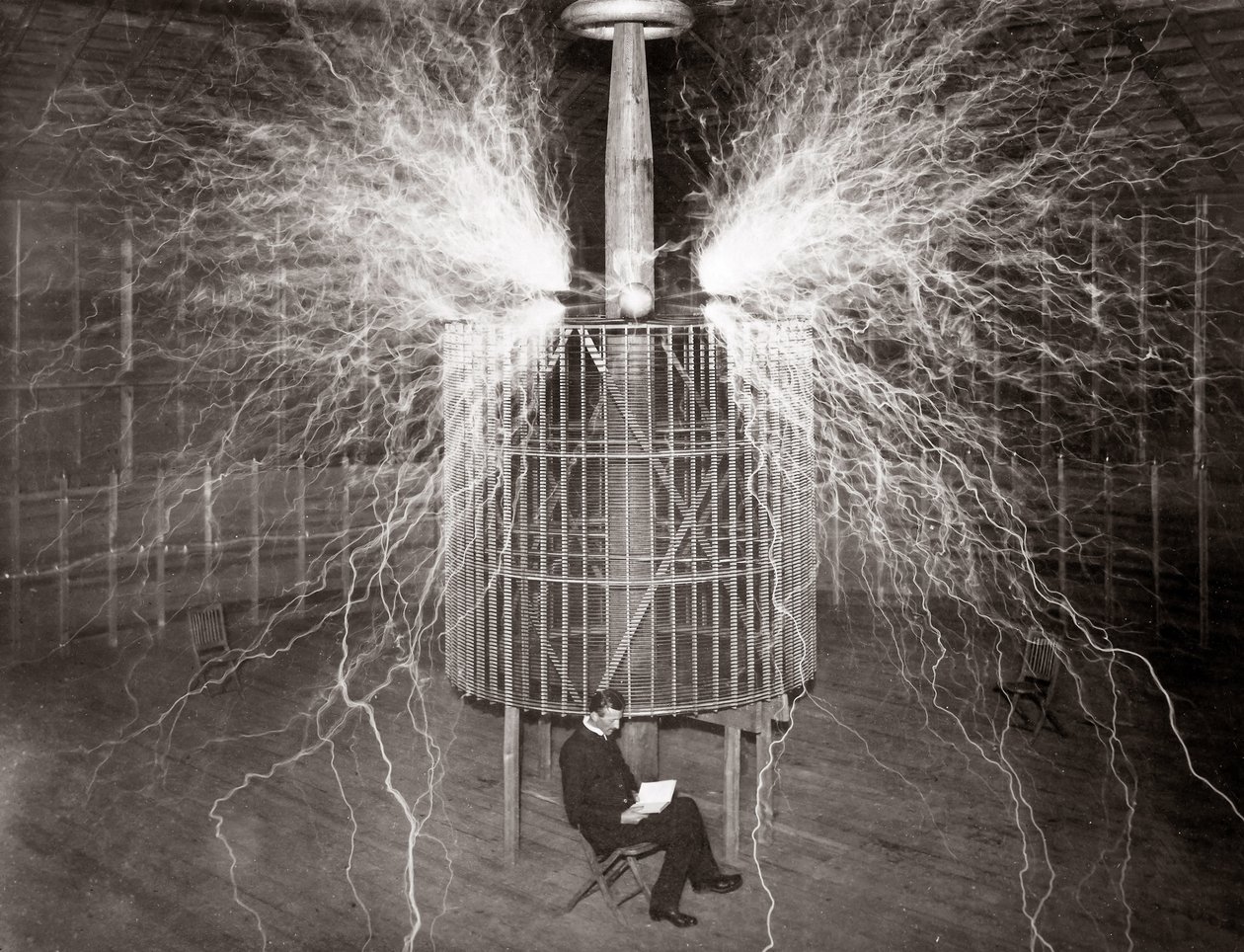Nikola Tesla zittend in zijn laboratorium in Colorado Springs met zijn 