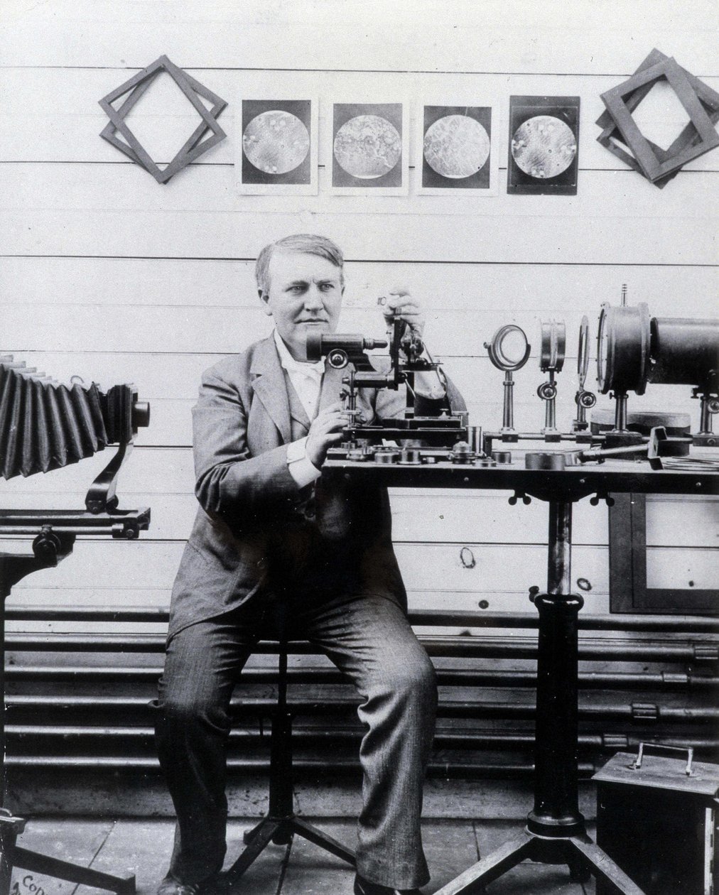 Foto van Thomas-Alwa Edison voor zijn fonograaf door Unknown photographer
