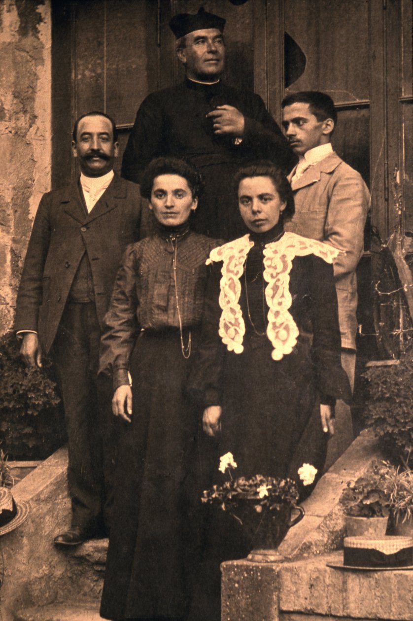 Portret van Abbe Bérenger Saunière, Rennes-le-Château (z/w foto) door Unknown photographer