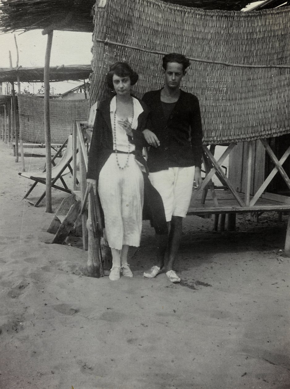 Portret van een stel op het strand, Versilia door Unknown photographer