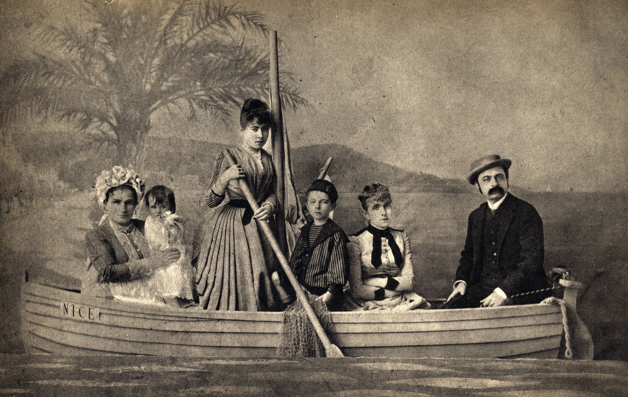 Portret van een familie met een fotograaf, in scène gezet in een boot. Fotografie, eind 19e eeuw, Parijs. Coll. Selva. door Unknown photographer
