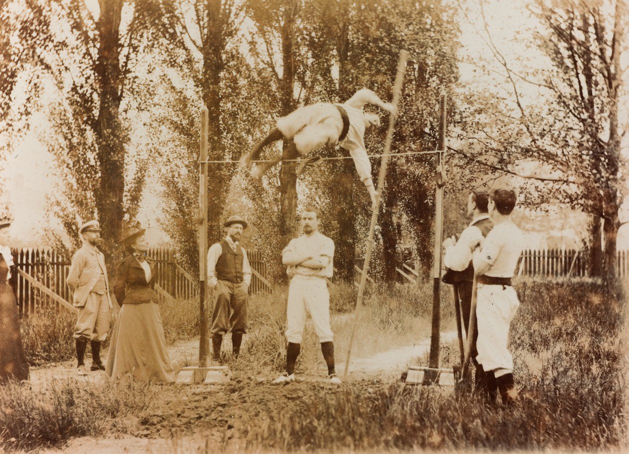 Portret van een man die traint in het polsstokhoogspringen voor enkele toeschouwers door Unknown photographer