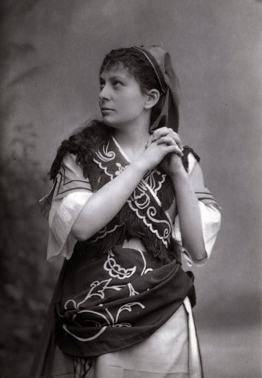 Portret van de sopraan Elisabeth Janvier in Le Tribut de Zamora van Charles Gounod in 1881. door Unknown photographer