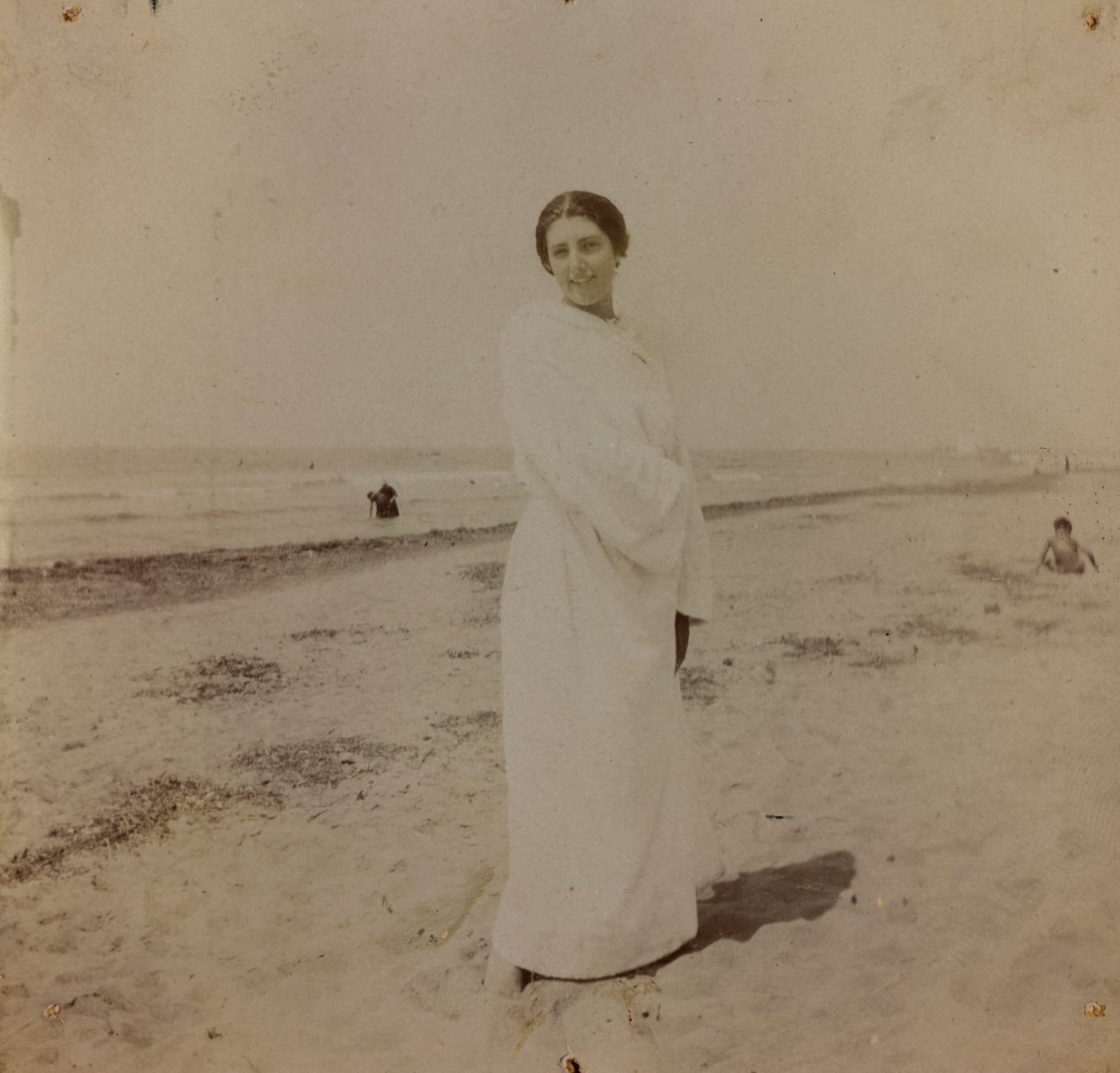 Portret op het strand in Forte dei Marmi, Versilia, ca. 1910 (foto) door Unknown photographer