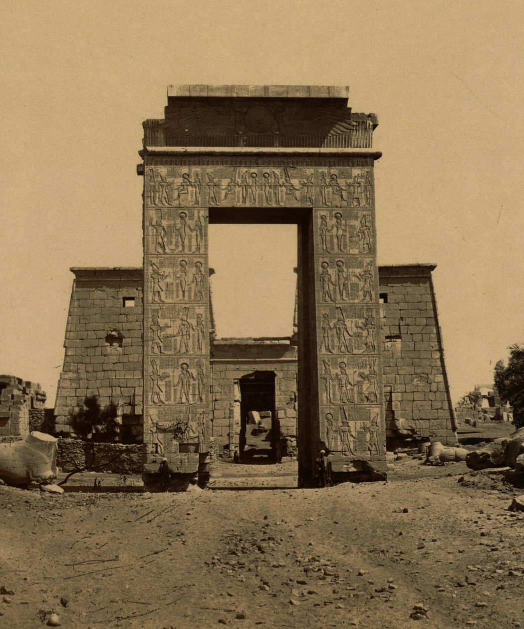 Propylon (triomfboog) en pyloon in de Vallei van de Rammen, onderdeel van de Tempel van Ramses IV in Thebe. 1880 (foto) door Unknown photographer