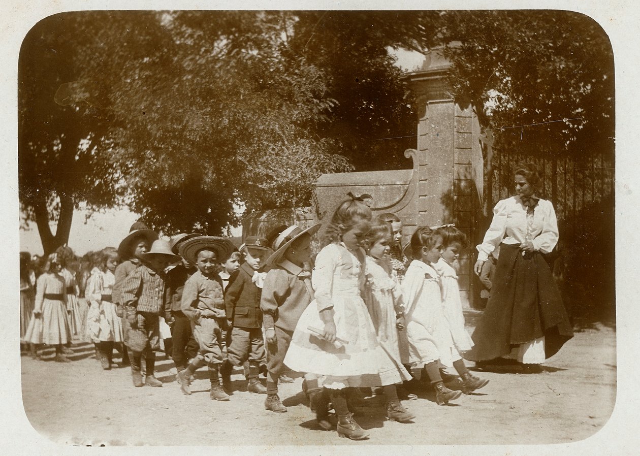 Schoolwandeling door Unknown photographer