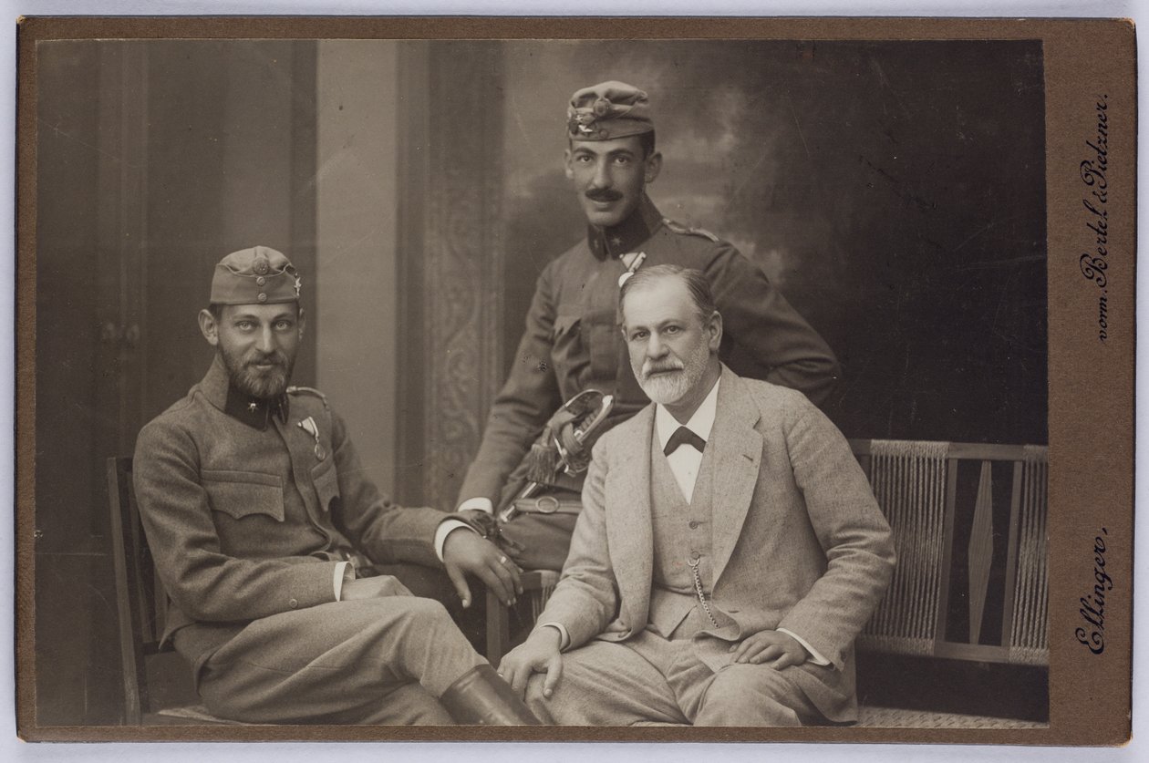 Sigmund Freud met zijn zonen Ernst en Martin in militaire uniformen, ca. 1916 (z/w foto) door Unknown photographer