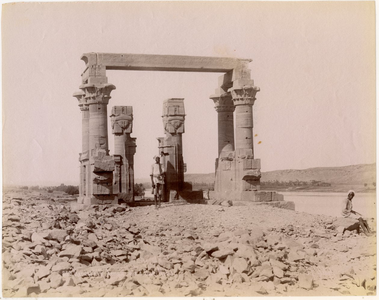 De Romeinse kiosk van Qertassi (vandaag in Nieuw Kalabsha), gezien vanuit het oosten, Egypte, foto door Edition J P Sebach, ca. 1890 door Unknown photographer