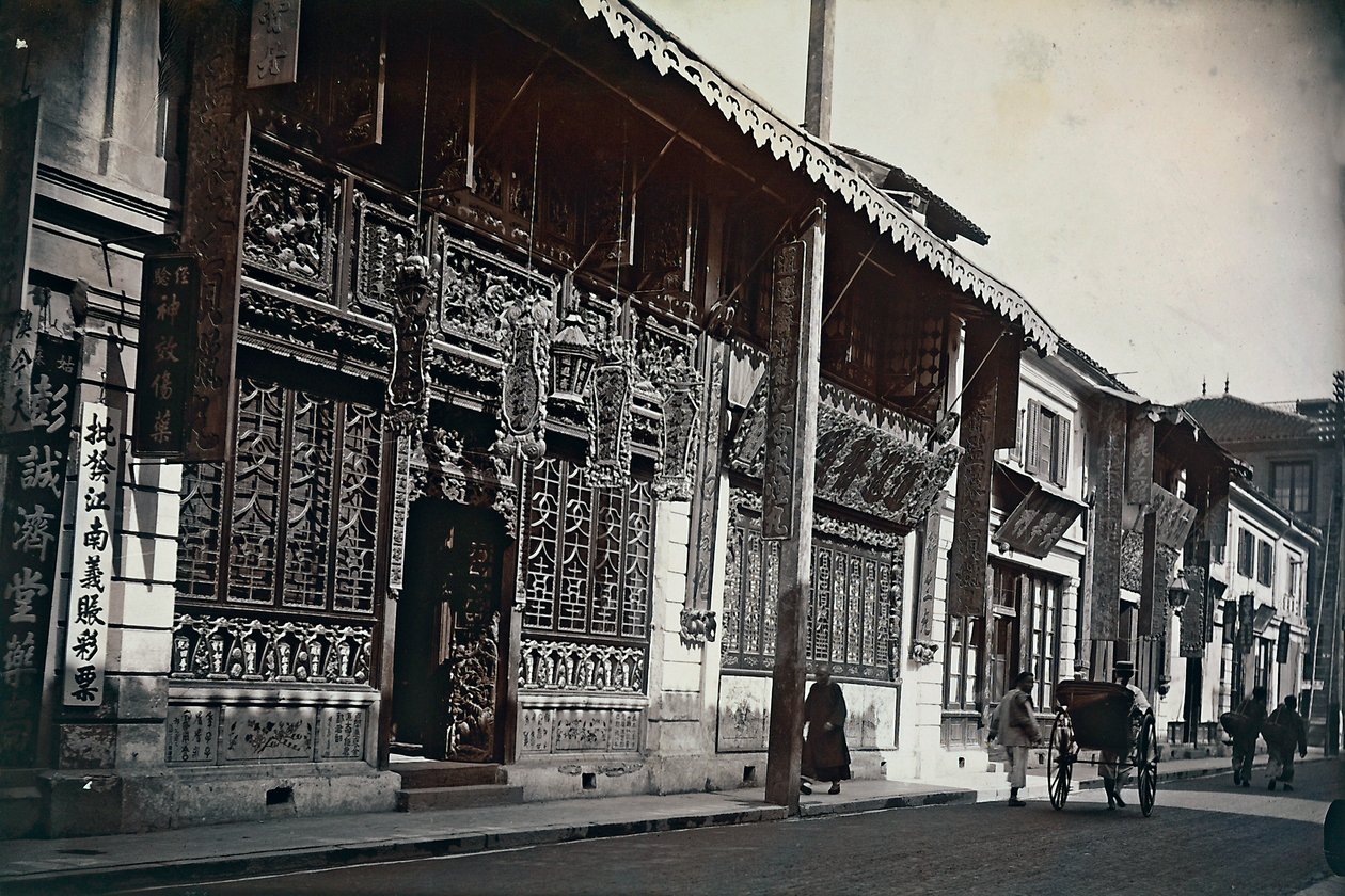 Uitzicht op gebouwen langs een weg in China door Unknown photographer