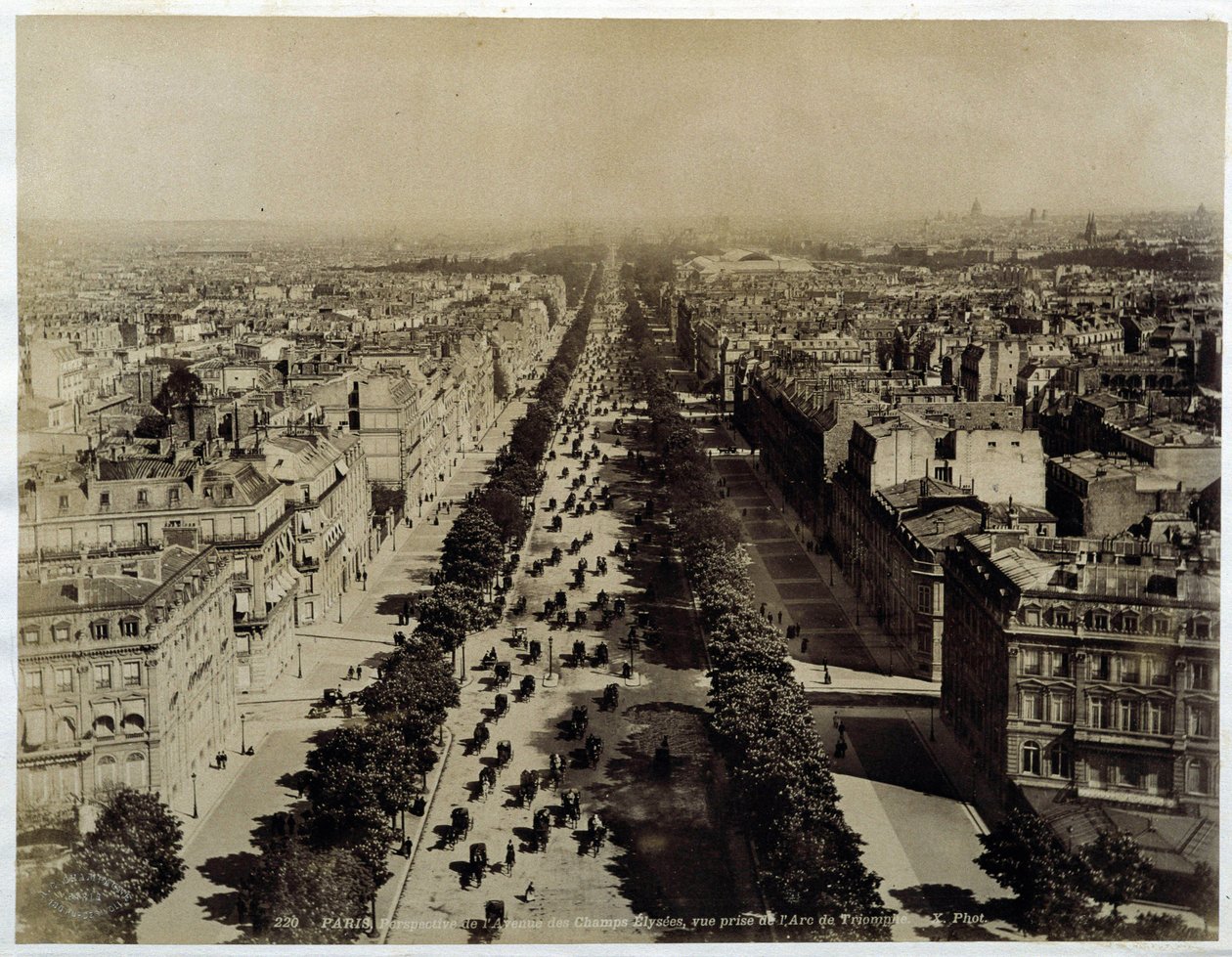 Uitzicht op de Champs-Elysees vanaf de Arc de Triomphe, n.d. eind 19e eeuw. door Unknown photographer