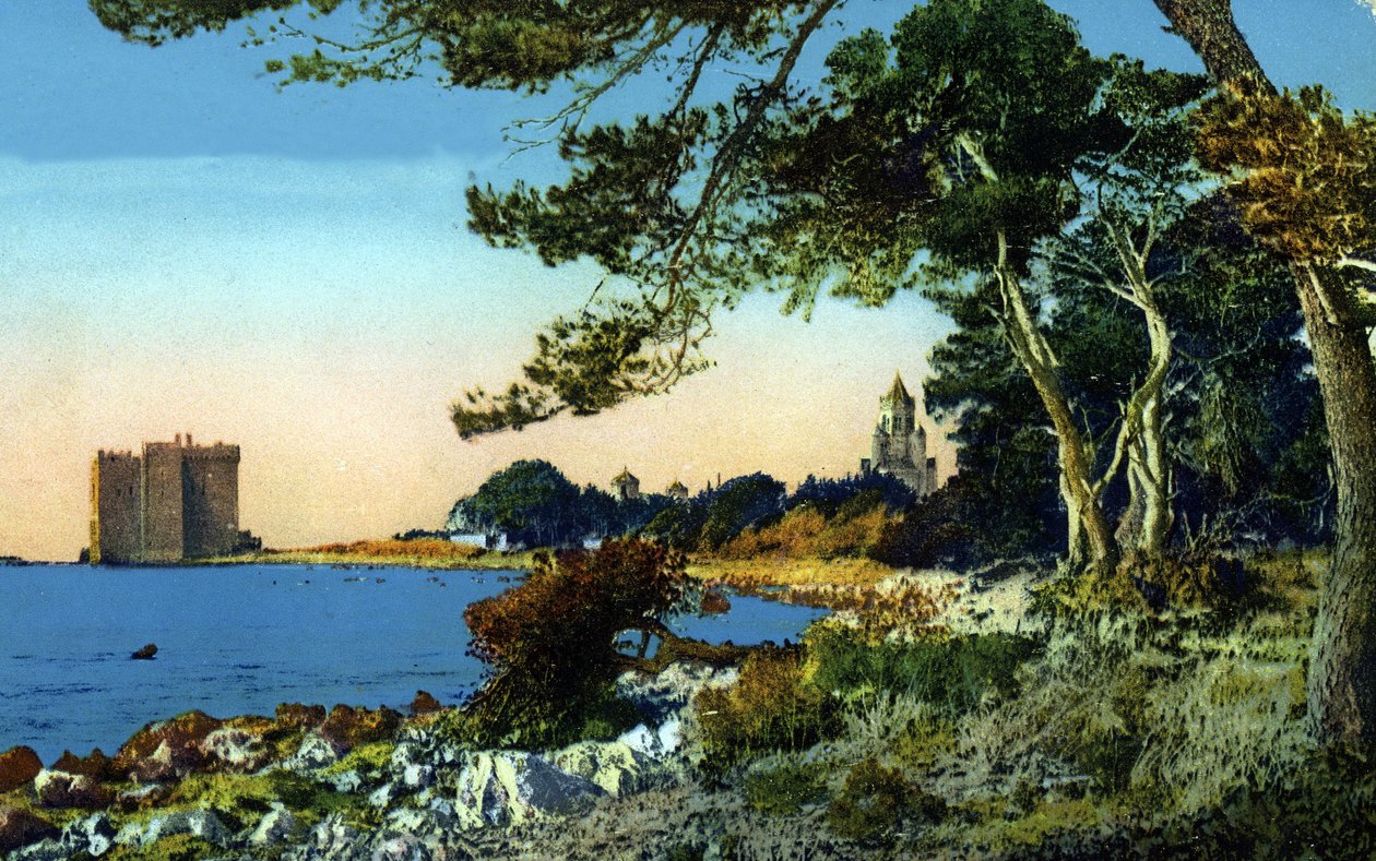 Gezicht op het voormalige klooster van Saint Honorat (Abdij van Lerins) op het eiland Saint-Honorat, Alpes-Maritimes (Versterkt klooster van Abdij Lerins op het eiland Saint-honorat in de Franse Rivièra stad Cannes) Ansichtkaart rond 1920 Privécollectie door Unknown photographer