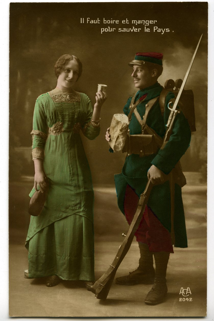 Oorlog 1914 - 1918 (14-18): ansichtkaart uit die tijd met een Franse soldaat in blauw-horizon-uniform (blauwe horizon) die het brood en de wijn in ontvangst neemt die een jonge vrouw hem brengt: drink en eet om het land te redden - voedsel -... door Unknown photographer