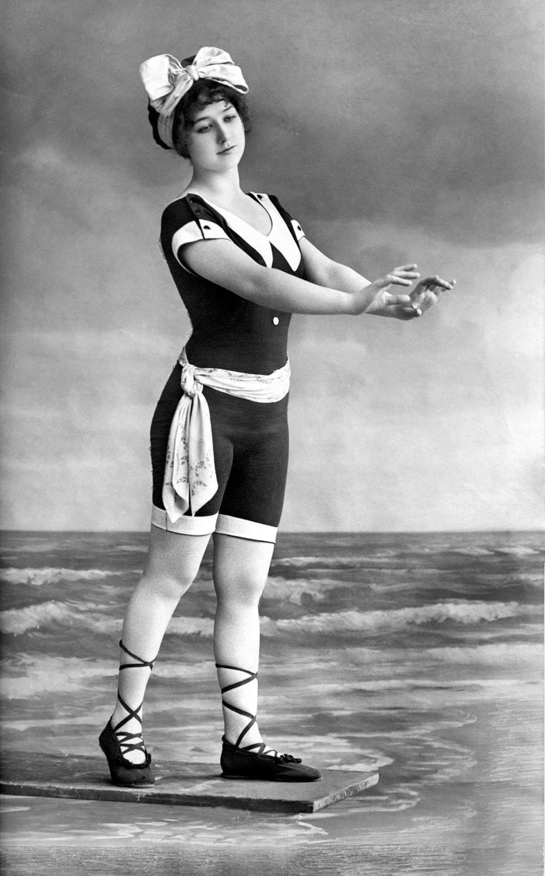 Vrouw in badpak en strandschoen. door Unknown photographer