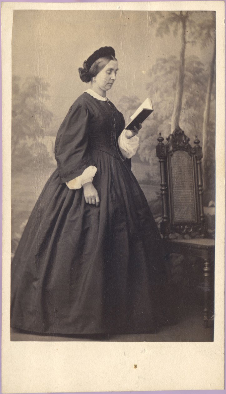 Vrouw met boek, ca 1860 (foto) door Unknown photographer