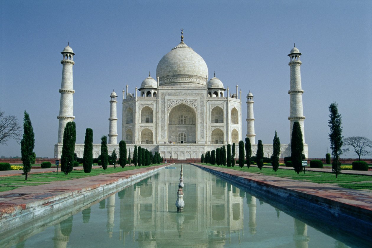Uitzicht op de Taj Mahal, gebouwd door Keizer Shah Jahan (1592-1666), voltooid in 1643 door Ustad Ahmad Lahori