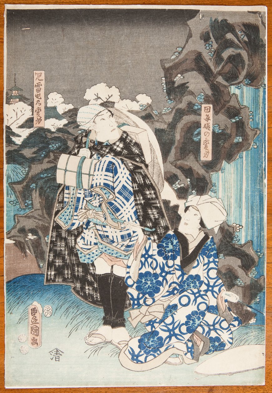 Theaterpodium – een vrouw en een man tegen de achtergrond van een waterval door Utagawa Hiroshige